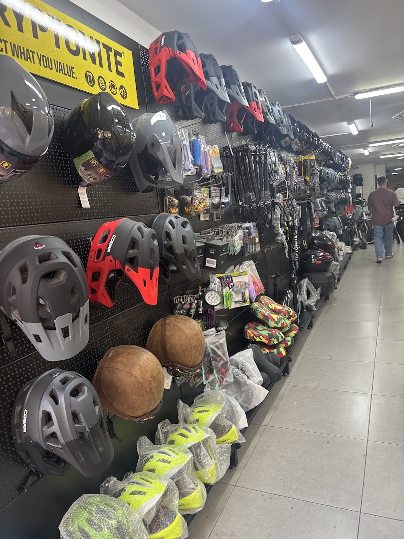 קיר אביזרים בחנות: קסדות, מנעולים וציוד לרוכבים